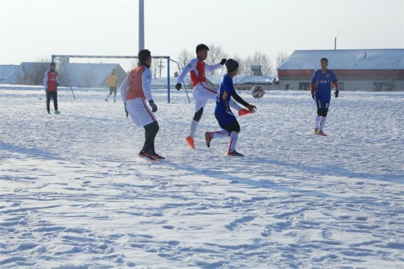 伊犁州青年雪地足球赛在昭苏县开赛