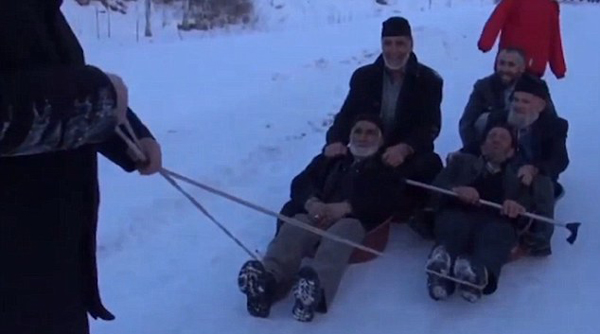 城会玩！土耳其5位退休老人坐洗衣桶滑雪