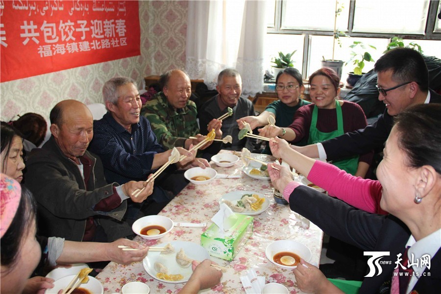 福海县:民族团结一家亲 共包饺子迎新春
