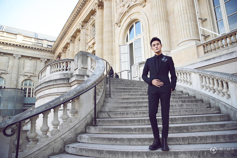 高清:王凯亮相巴黎时装周 黑色西装低调奢华