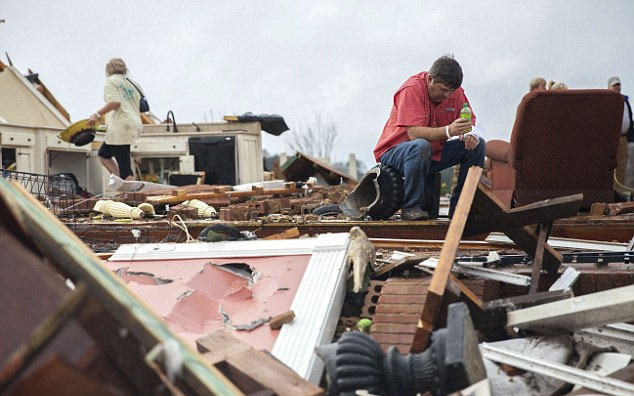 美多州遭遇龙卷风袭击已致16人死亡