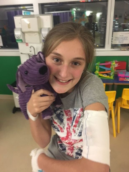 英12岁少女患罕见骨癌 家人乐观积极助其治疗