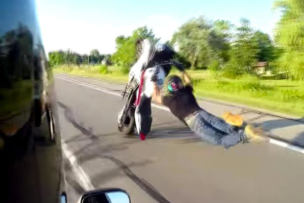 惊险！国外摩托车手表演特技惨遭失误险受重伤