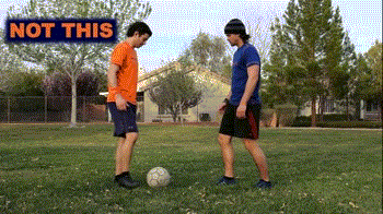 踢的幅度取决于前方是否还有防守球员.