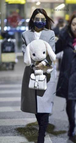 少女心泛滥!赵丽颖现身机场怀抱兔子玩偶