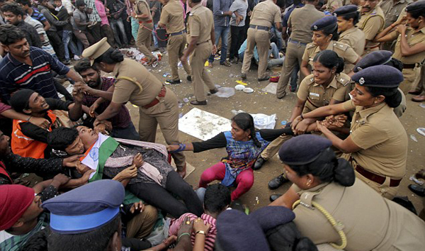 印度斗牛摔跤节突发意外导致30人死伤