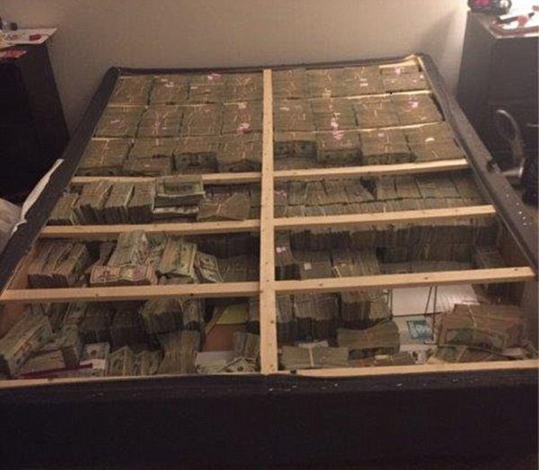 美洗钱犯将上亿元现金藏于床垫中