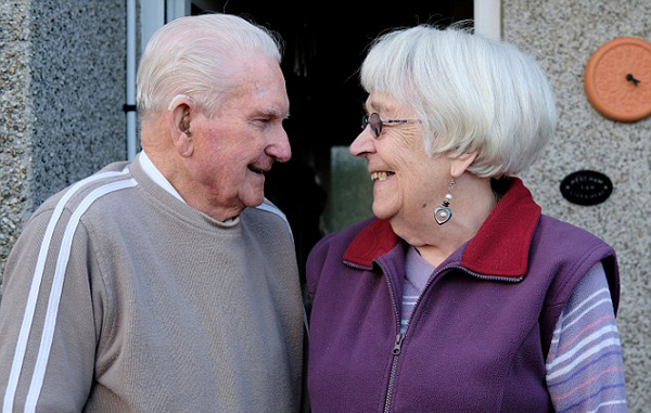 英老夫妻喜迎结婚70周年纪念日并传授幸福婚姻秘诀