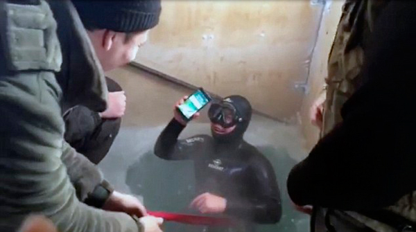 俄小伙冰下潜水找到朋友手机 仍能正常运作