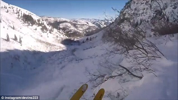 奇迹！滑雪者坠落46米深悬崖竟毫发无损