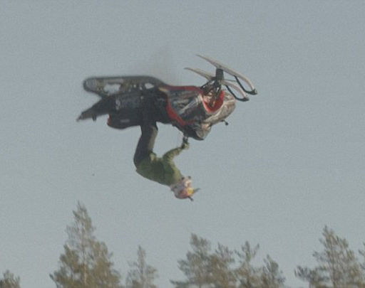 厉害了！瑞典小伙成世界首位完成雪地摩托双后空翻骑手