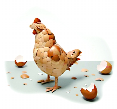 鸡在先还是蛋在前的话题，争论了几千年。 早在古希腊时期，哲学家们就对此进行了探讨。亚里士多德最终得出的结论是：无论是鸡还是蛋，这两者都必然是一直存在着。他先确定了鸡的概念是永恒不变的，任何东西要么是鸡，要么不是鸡。 绝对的鸡生蛋还是蛋生鸡，后来被进化论打破了。