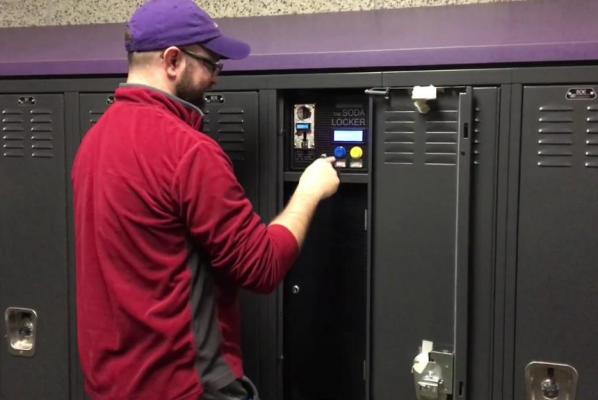 赞！美国一高中生将闲置储物柜改造成自动售货机