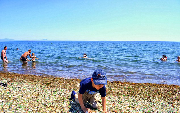 俄海岸一酒瓶回收场自然造就“玻璃海岸”胜景
