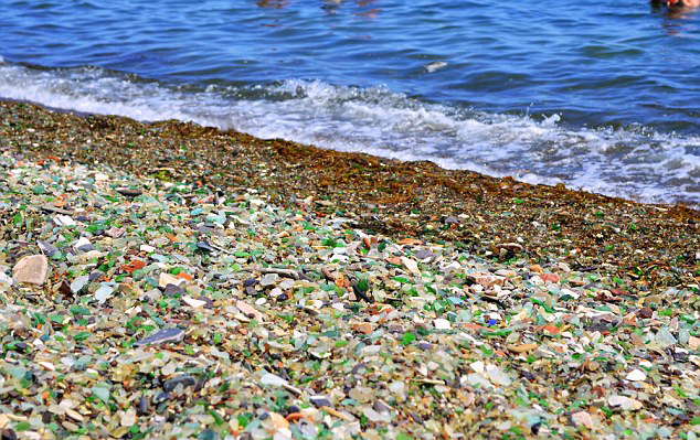 俄海岸一酒瓶回收场自然造就“玻璃海岸”胜景