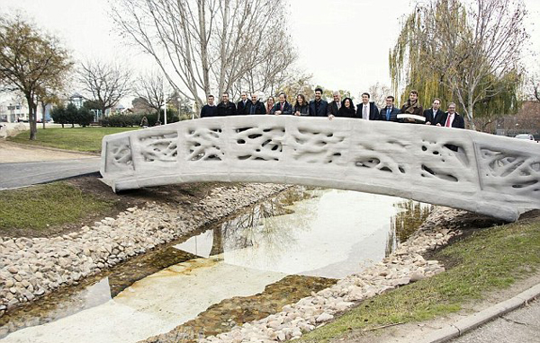 世界上首座3D打印桥在西班牙马德里揭幕