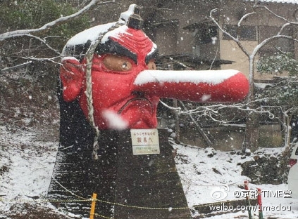 日本天狗雕像鼻子被暴雪压断:看着好痛