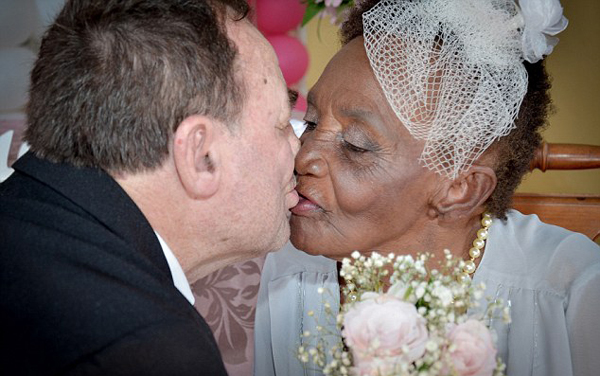 巴西106岁老妇与66岁男伴一见钟情浪漫订婚