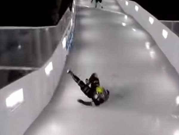 极限速度滑冰爱好者滑冰时突发意外撞坏尾椎骨