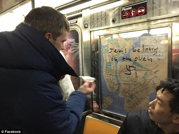 感动！纽约民众地铁站自发擦除纳粹反动符号
