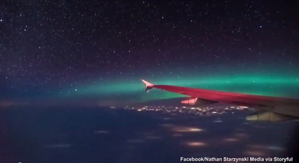 乘客飞机上航拍加拿大绝美北极光