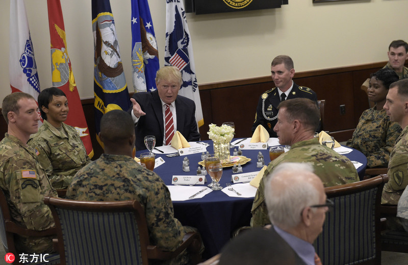 特朗普视察麦克迪尔空军基地 与士兵共进午餐其乐融融