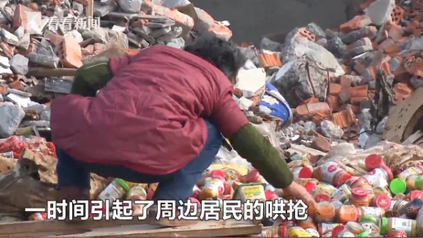 上海现大量倾倒过期食品罐头 遭居民哄抢