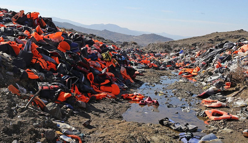 致命救生衣！希腊海岛伪劣救生衣堆积如山