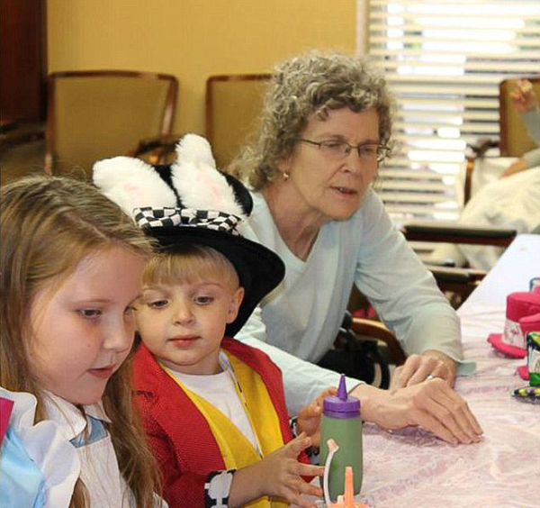 暖心！美四年级学生选择在疗养院与外婆共度生日