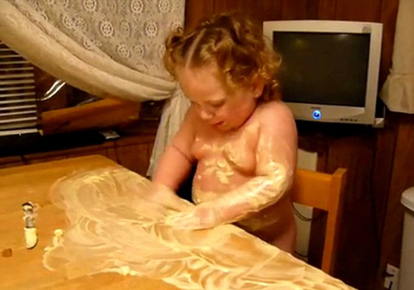美2岁女童将黄油弄满全身 对父母责问不管不顾