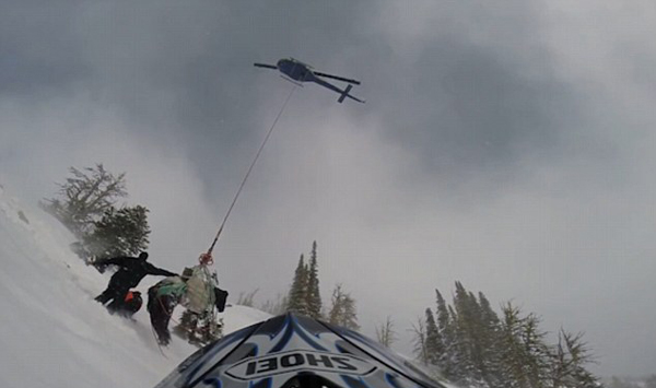 美直升机雪山救援被困马匹上演“空中飞马”
