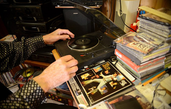英国80岁DJ仍坚持工作破纪录