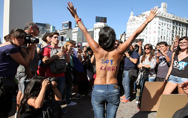 阿根廷数十名女子游行 抗议日光浴禁令