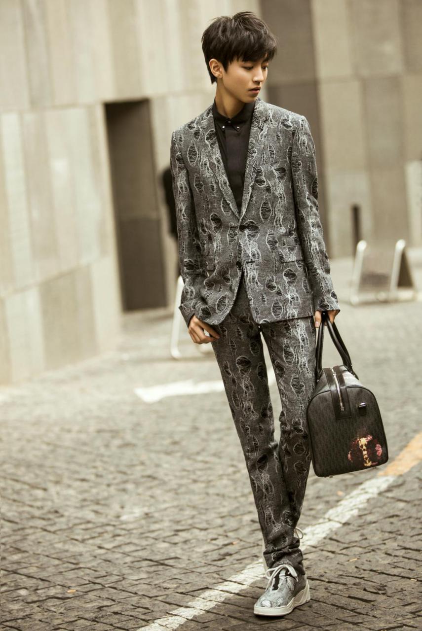 tfboys王俊凯联手Dior Homme演绎开年街拍大