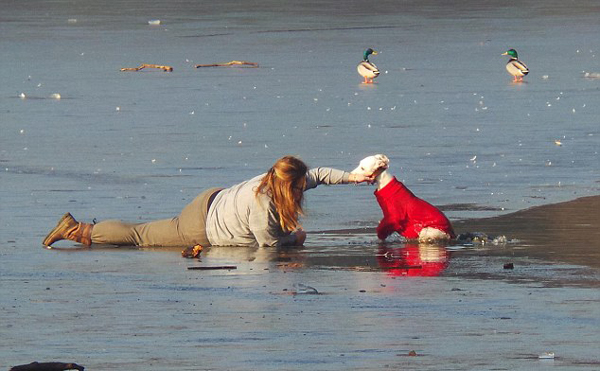 有爱！英女子勇敢爬上半结冰湖面抢救宠物