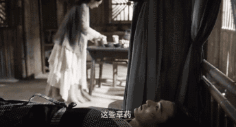 最初两个人阴差阳错地相遇,他化作一条小龙被素素救下,同床共枕的戏