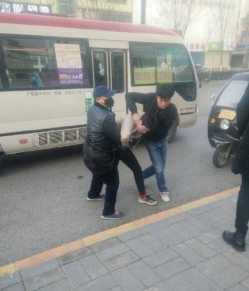 陕西少年指认小偷 被拉下公交车群殴