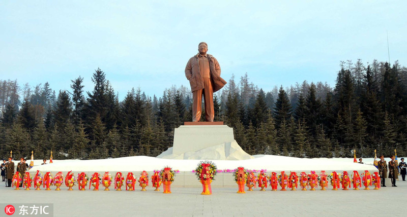 朝鲜迎接 光明星节 向金正日铜像敬献花篮燃放