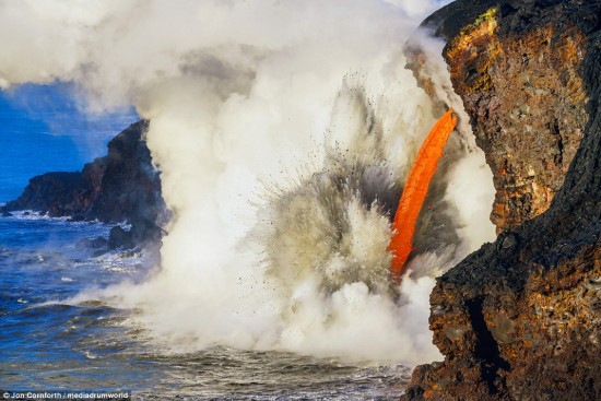 壮观！夏威夷火山悬崖倾塌 岩浆“火龙头”倾泻入海
