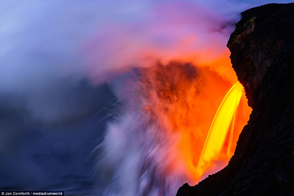 壮观！夏威夷火山悬崖倾塌 岩浆“火龙头”倾泻入海