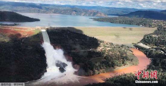美国最高水坝主泄洪道顺利排水 近20万人疏散