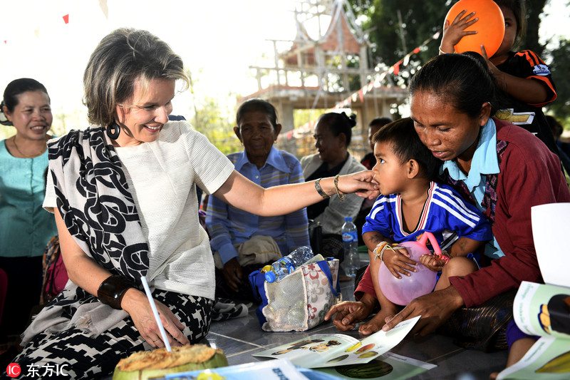 比利时王后探访老挝村庄 抱宝宝秀亲民[1]