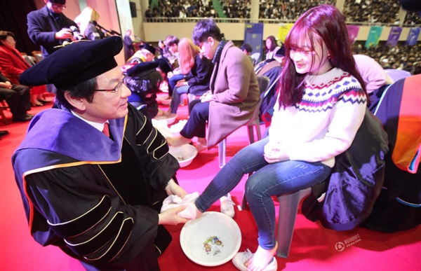 韩国大学校长教授为新生洗脚表关爱:女生表情