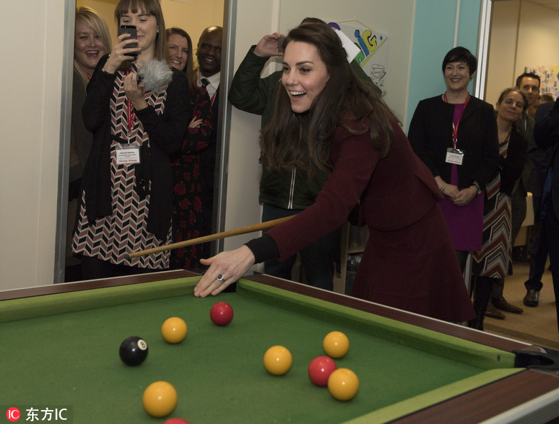 凯特王妃访威尔士出席活动 打台球架势十足