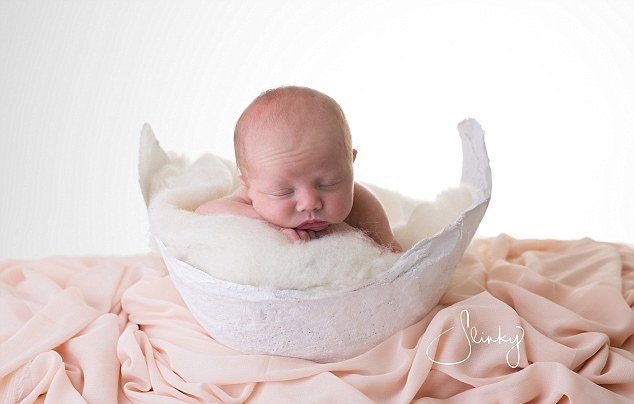 英照相馆模仿孕妇腹部制作模具拍摄婴儿萌照