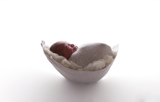 英照相馆模仿孕妇腹部制作模具拍摄婴儿萌照