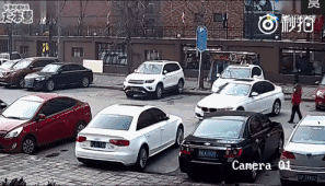 路人都看不下去了,上来热心指挥