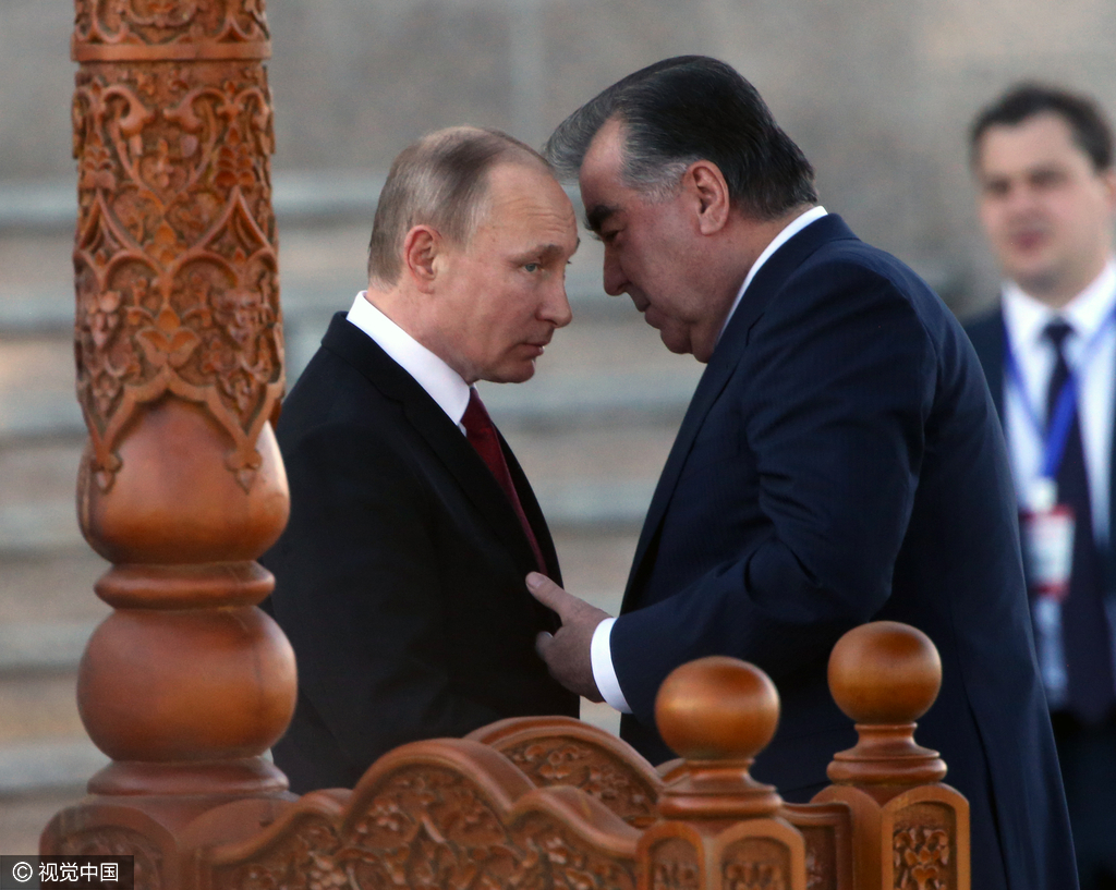 普京出访塔吉克斯坦 与塔总统“亲密”交谈