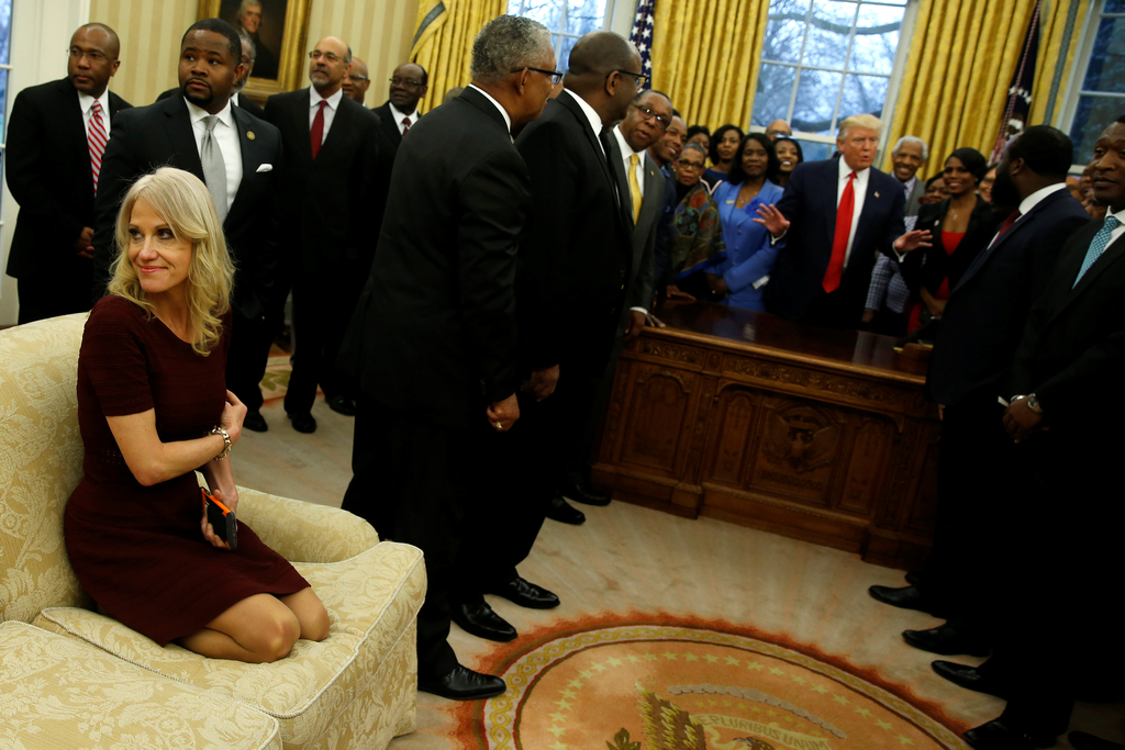 美女顾问为特朗普拍照双腿跪沙发上身体倾斜