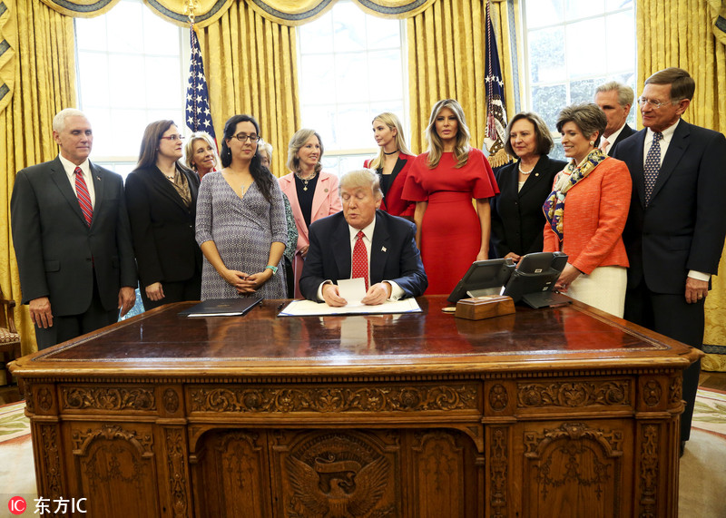 特朗普签署法案身边美女环绕 第一夫人和伊万卡着红衣吸睛